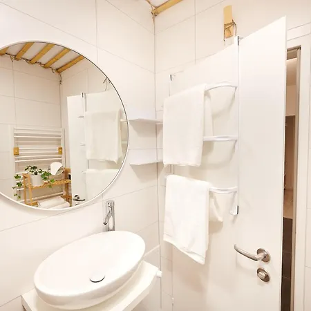 Casa Nabu Bohemian Lakeside Terraced Apartment. *