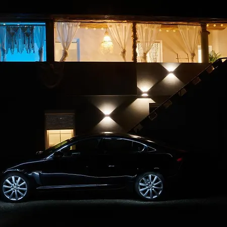 아파트 Casa Nabu Bohemian Lakeside Terraced Apartment. *