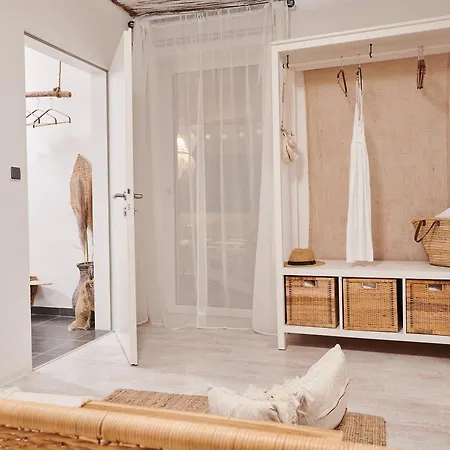 Casa Nabu Bohemian Lakeside Terraced Apartment. Appartement Krumpendorf