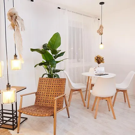 Casa Nabu Bohemian Lakeside Terraced Apartment. Apartment Krumpendorf