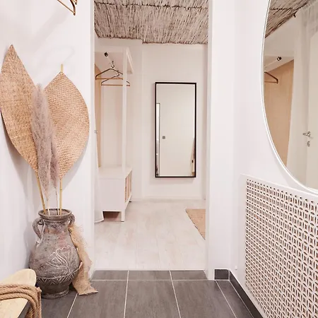 Casa Nabu Bohemian Lakeside Terraced Apartment. Krumpendorf