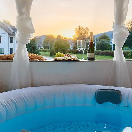 Casa Nabu Bohemian Lakeside Terraced Apartment. 아파트