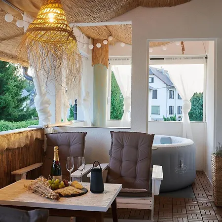 아파트 Casa Nabu Bohemian Lakeside Terraced Apartment. *