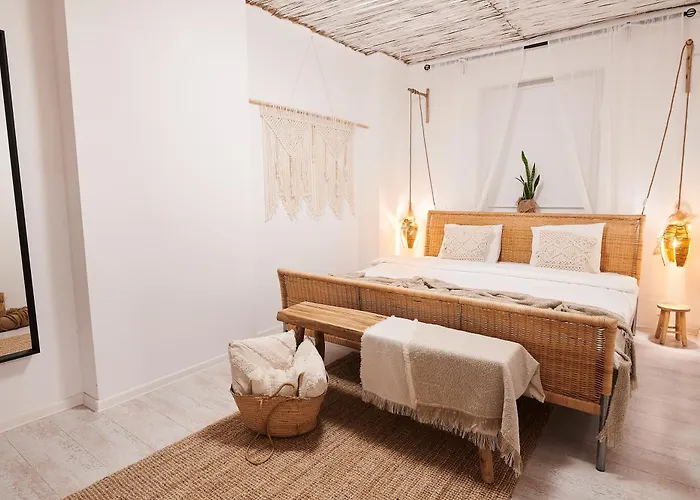 Casa Nabu Bohemian Lakeside Terraced Apartment.