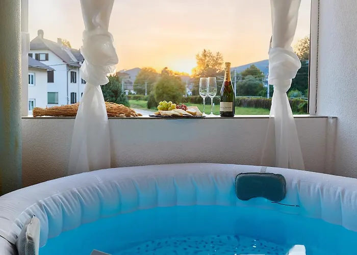 Casa Nabu Bohemian Lakeside Terraced Apartment. Apartman