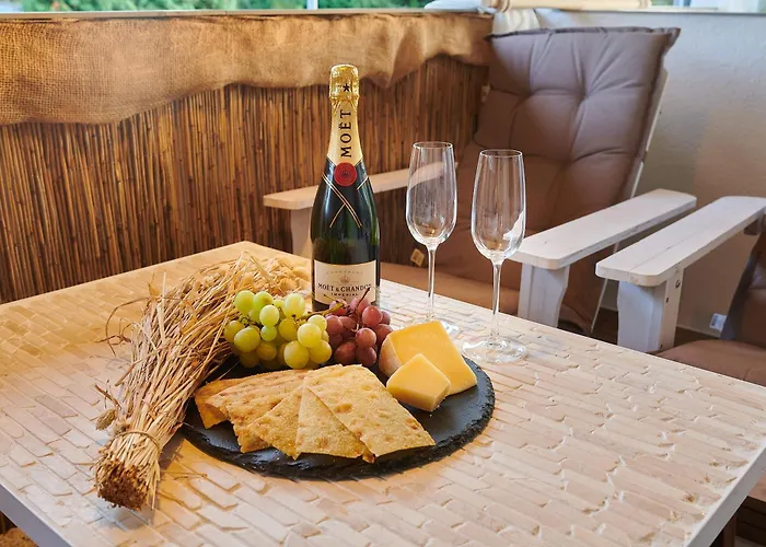 Casa Nabu Bohemian Lakeside Terraced Apartment. Апартаменты Крумпендорф